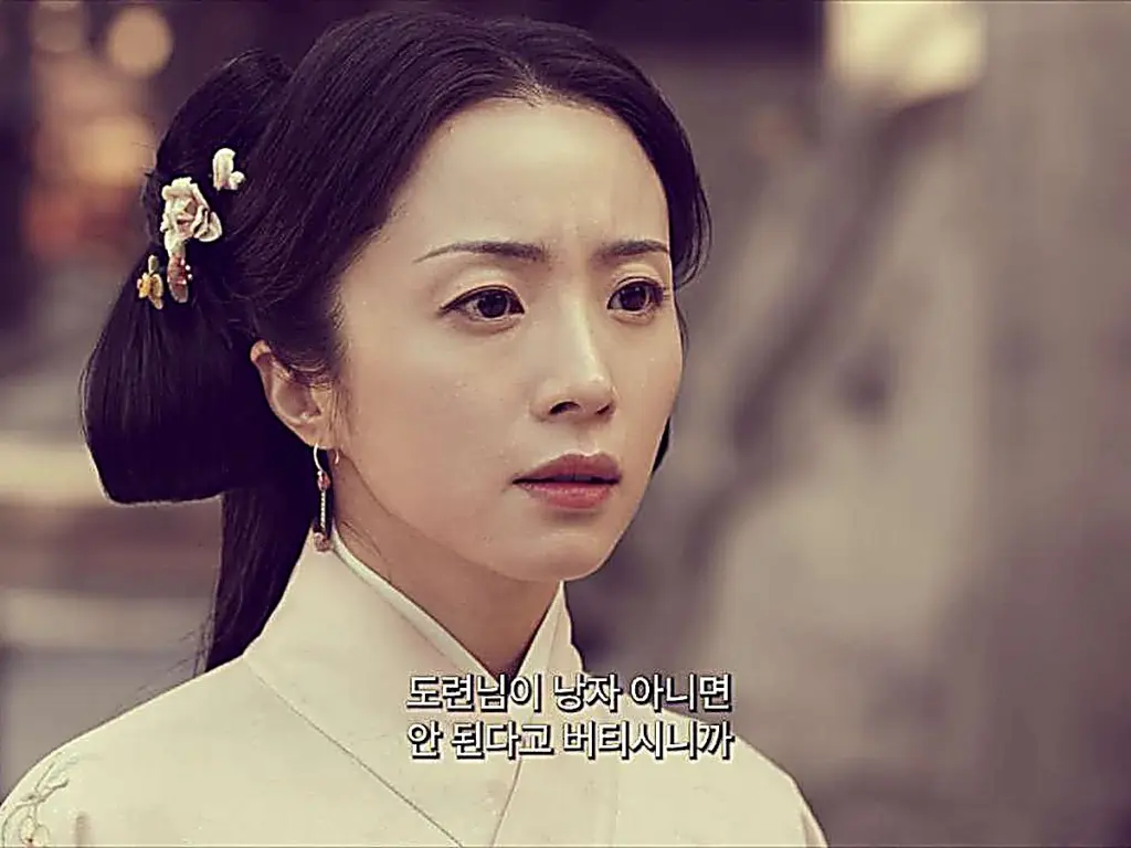 Luo Su wearing an ivory robe with layered collar and floral pearl hairpins styled in an updo