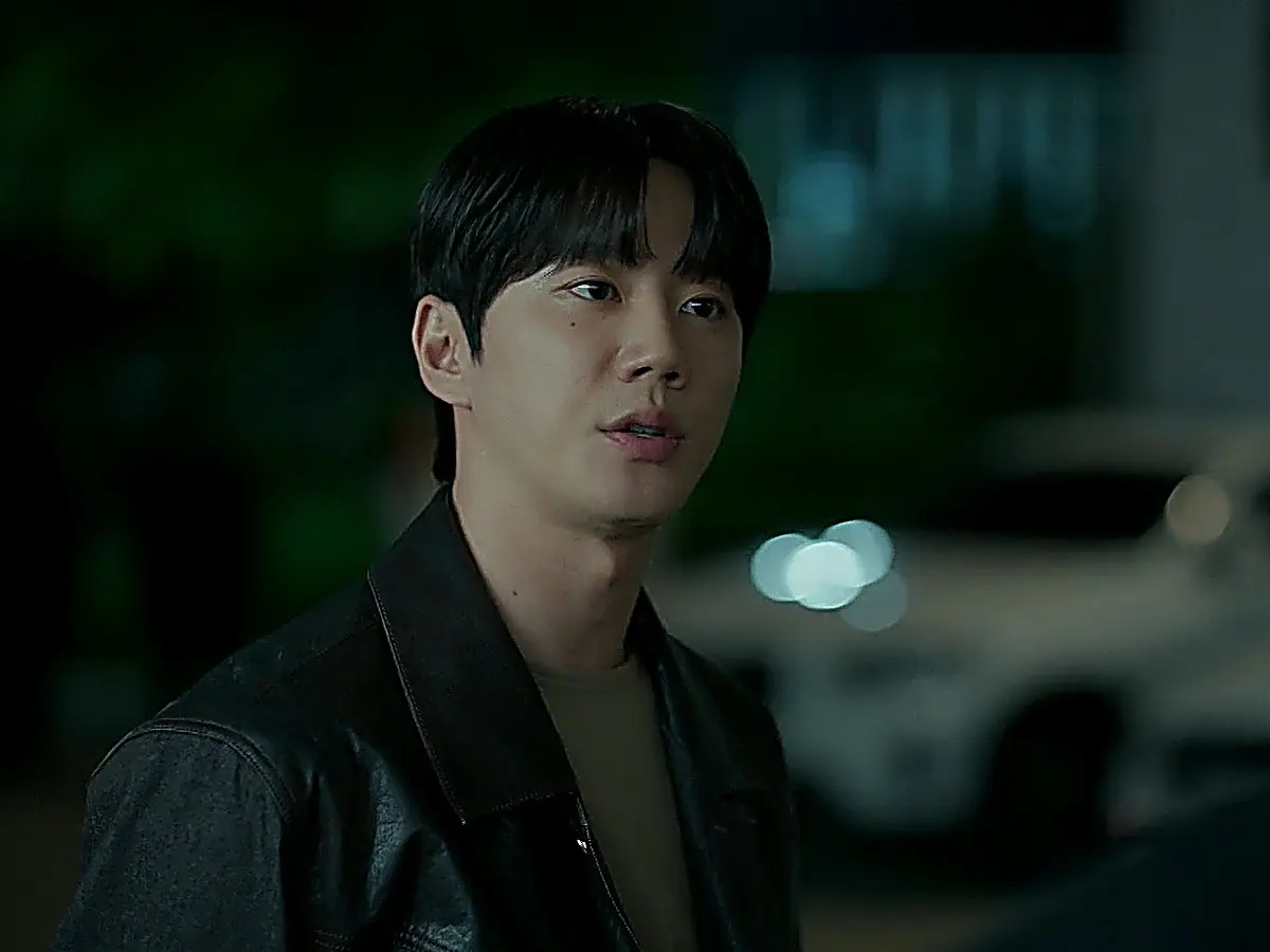 Jeong-yo asking Bi-o inside a vehicle to join the concerto