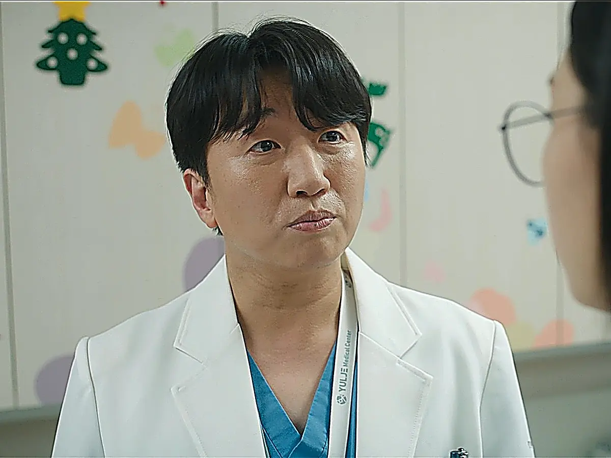 Professor Ryu Jae-hwi discussing surgical risks with Kim Sa-bi