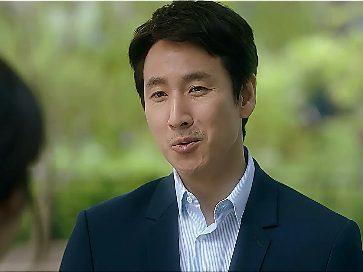 Dong-hoon smiling warmly upon seeing Ji-an across an outdoor cafe
