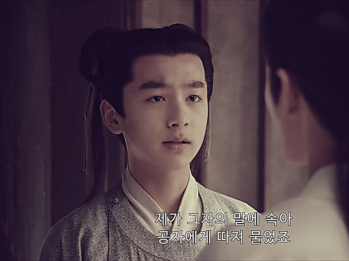 Ming Zhu'er weeps and apologizes to Zhan Zhao after understanding his sacrifice