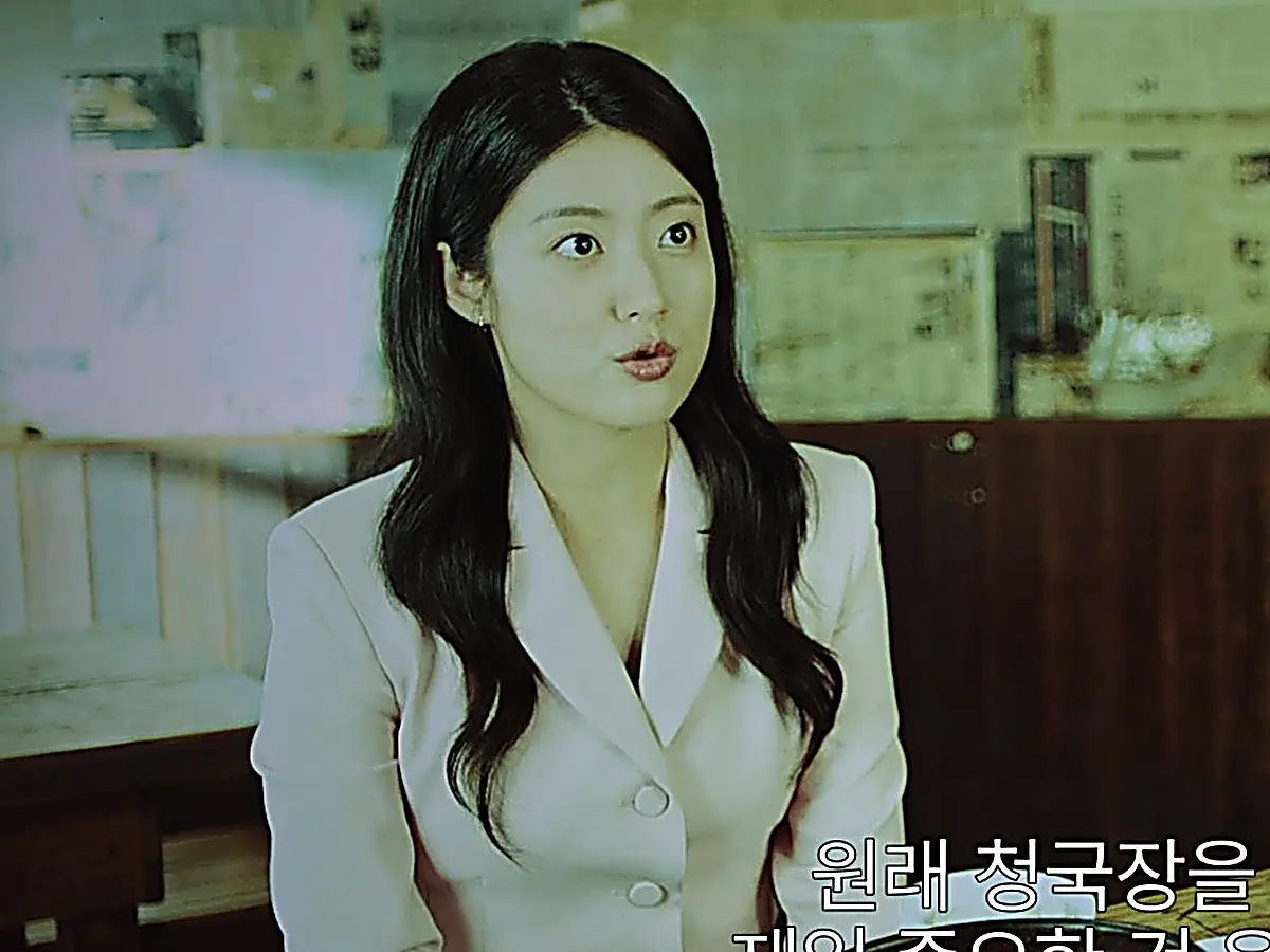 Gong Yeon-soo in a cream tailored suit jacket at a casual diner