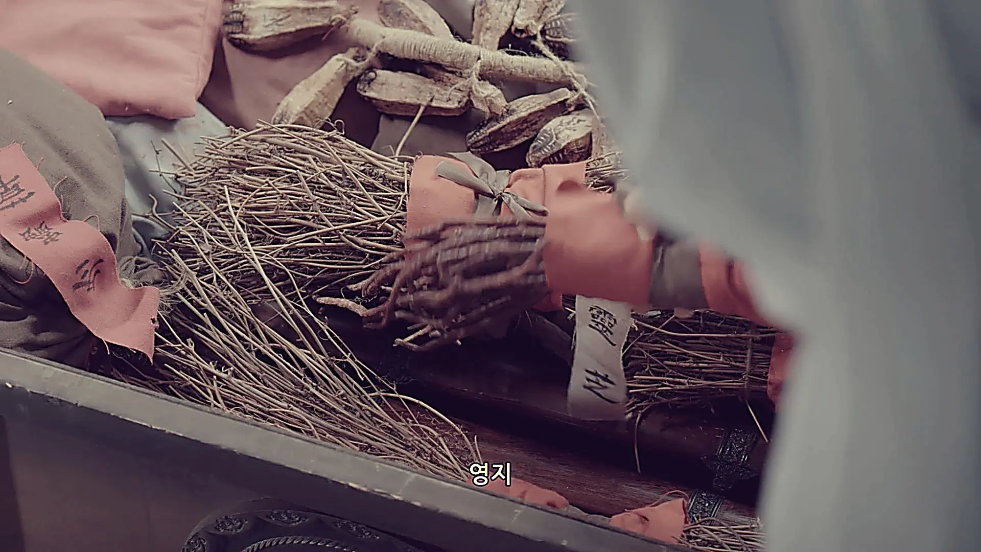 Shangguan Tou discovering the concealed black blade inside the tribute box
