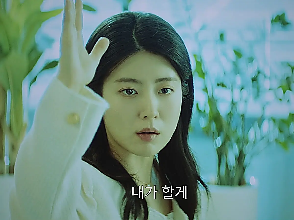 Gong Yeon-soo raising her hand in an ivory textured blazer during a company meeting