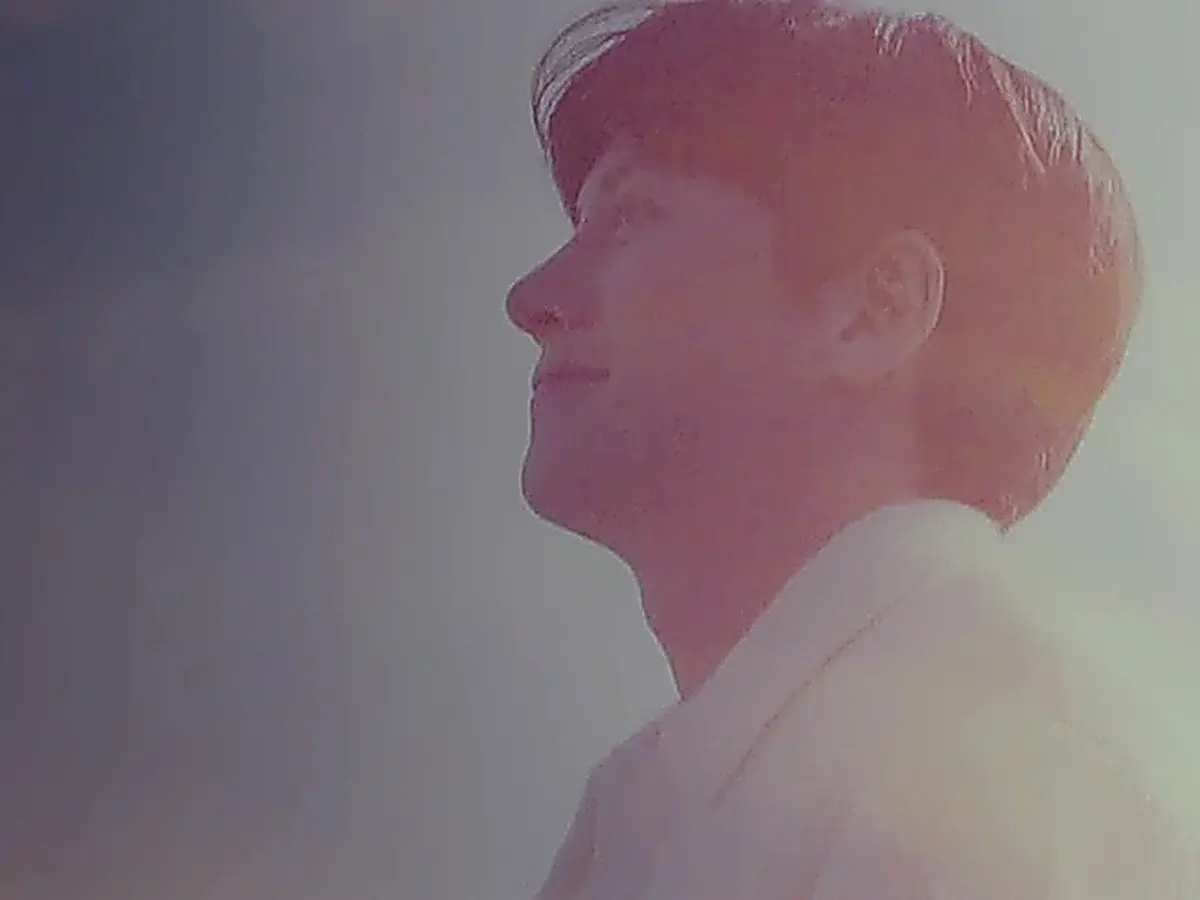 A warm portrait of Cho Yong-pil takes center stage under glowing gallery lights