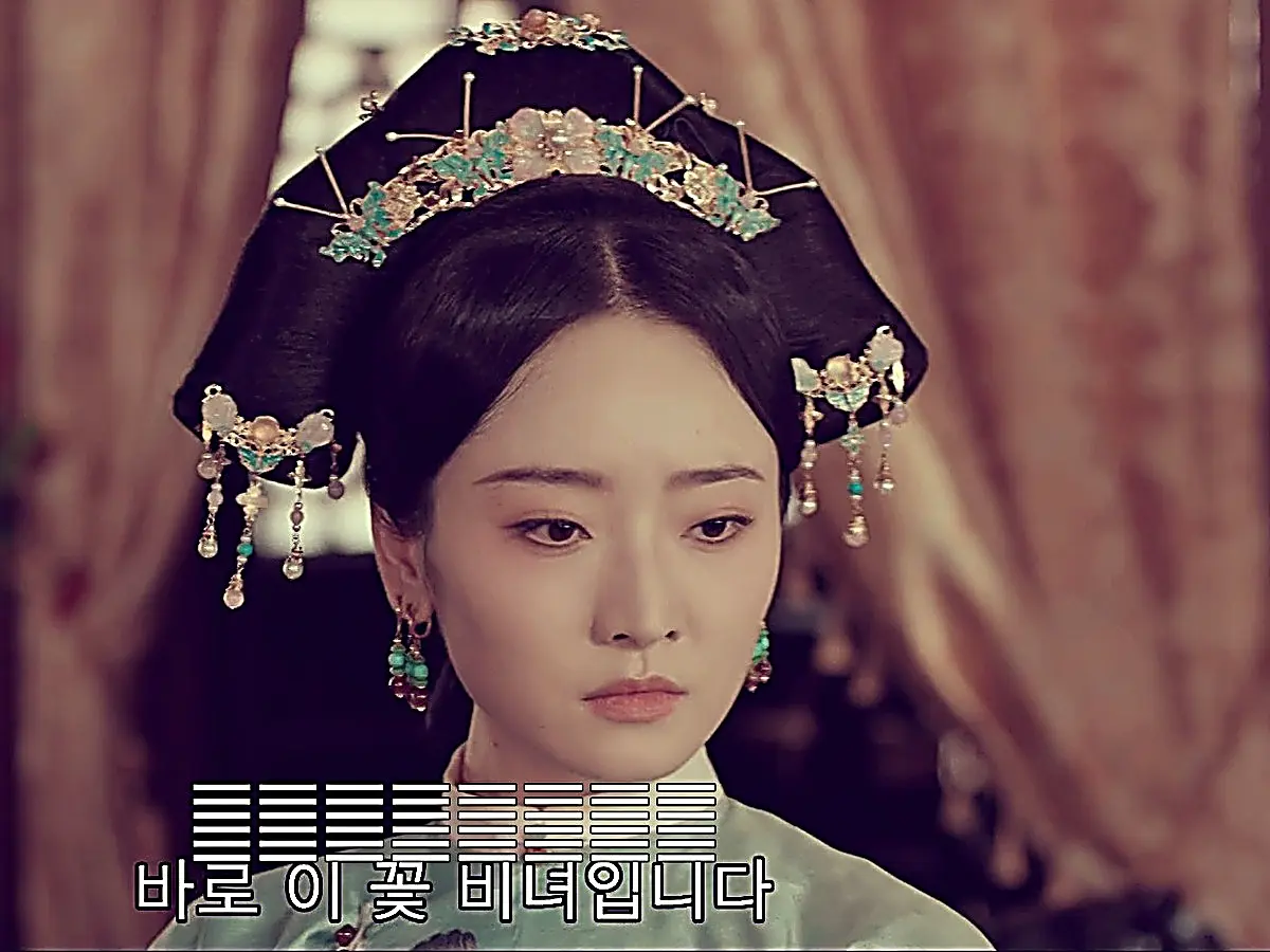 Noble Lady Xiao presenting the floral hairpin to frame Consort Hui