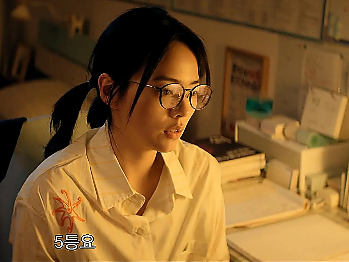 Jin Baihui in a collared button-down shirt