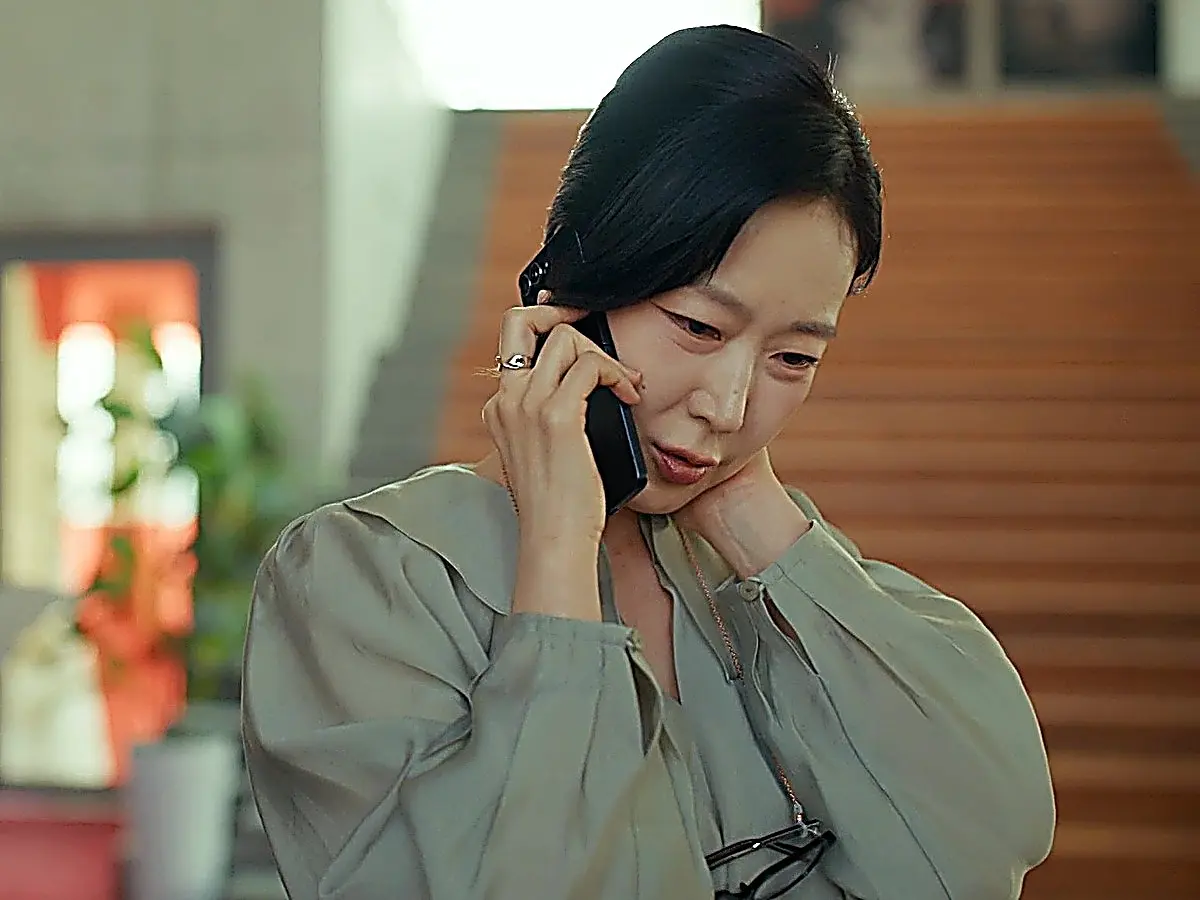 Kang Ji-hye freezes after hearing from agency head Han Hyeon-jeong about the cancelled contract renewal