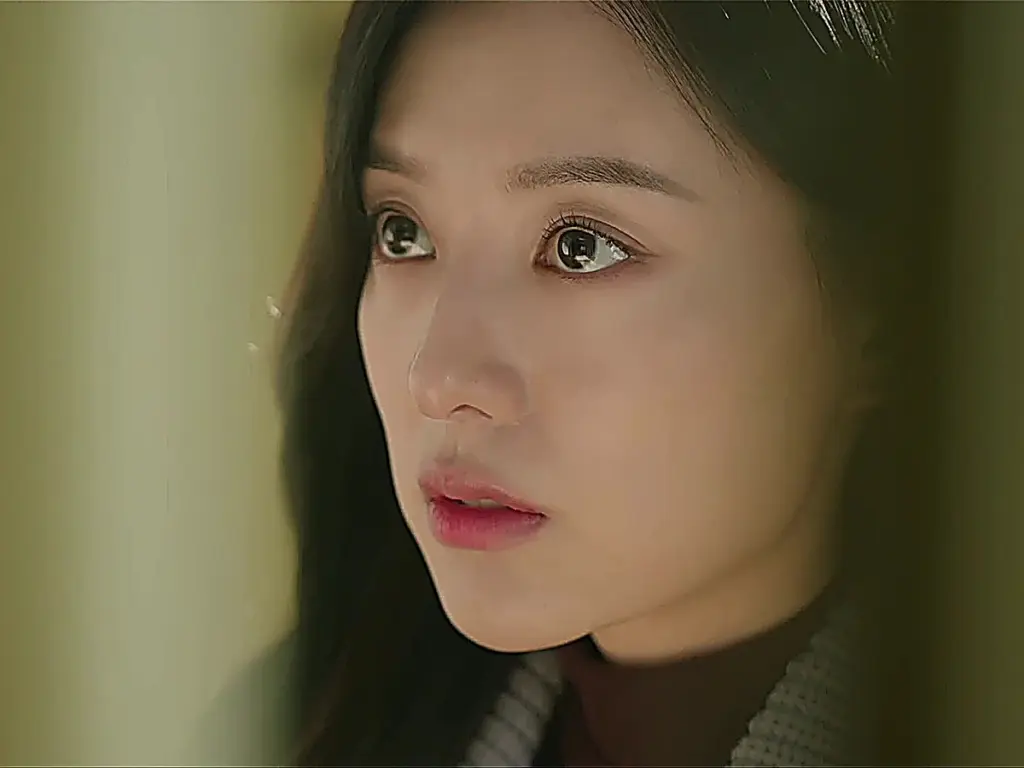Baek Hyun-woo looking at Hong Hae-in across the detention center visiting glass