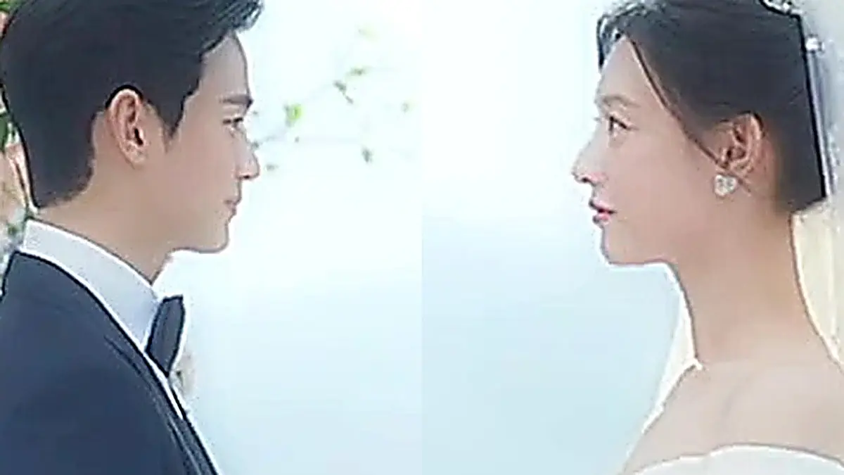 Baek Hyun-woo and Hong Hae-in facing each other under a lavish wedding arch