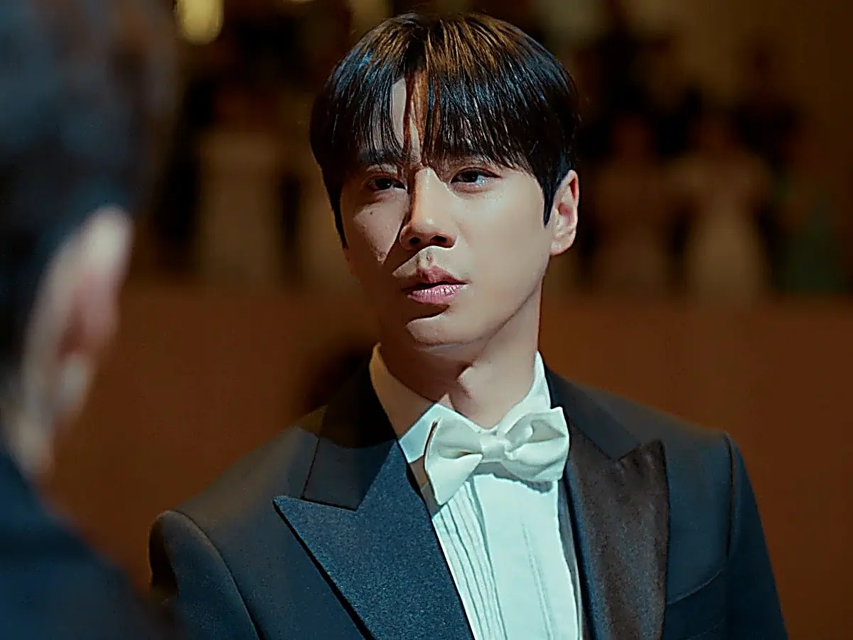 Choi Jeong-yo in a formal black tuxedo with satin peak lapels and white bow tie in Four Hands episode 11