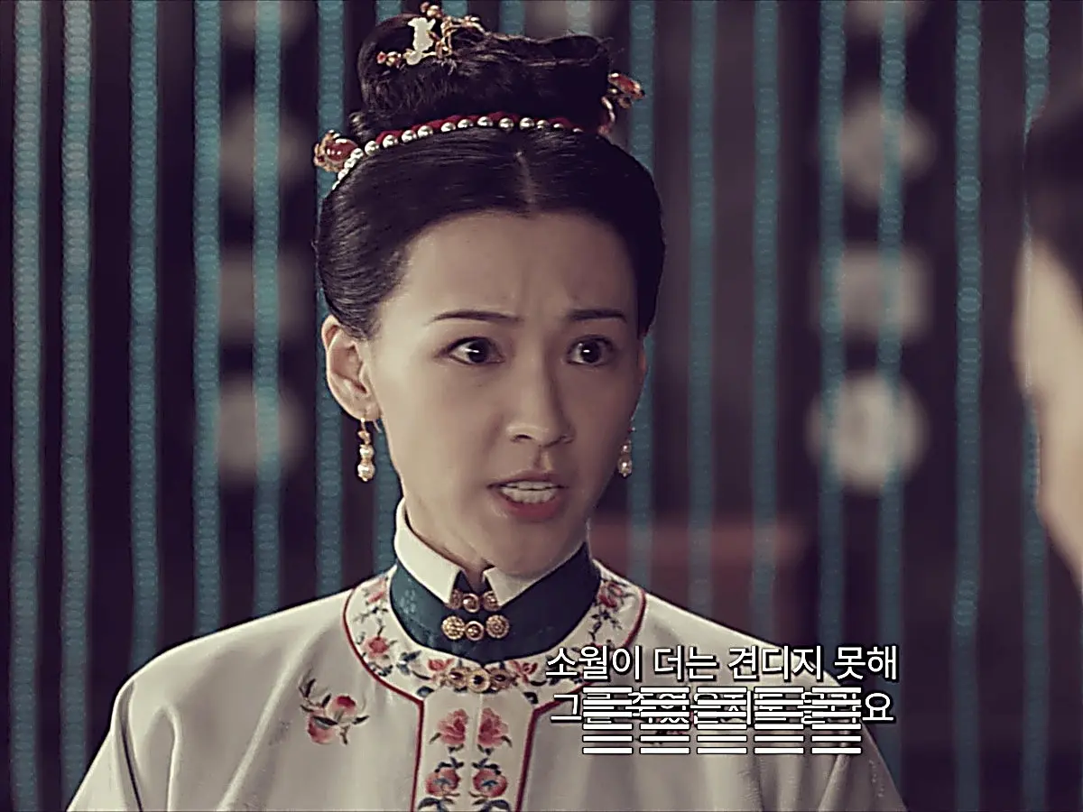 Liu Wan wearing a pearl-embellished headband and floral embroidered collar in Under the Moonlight Episode 21