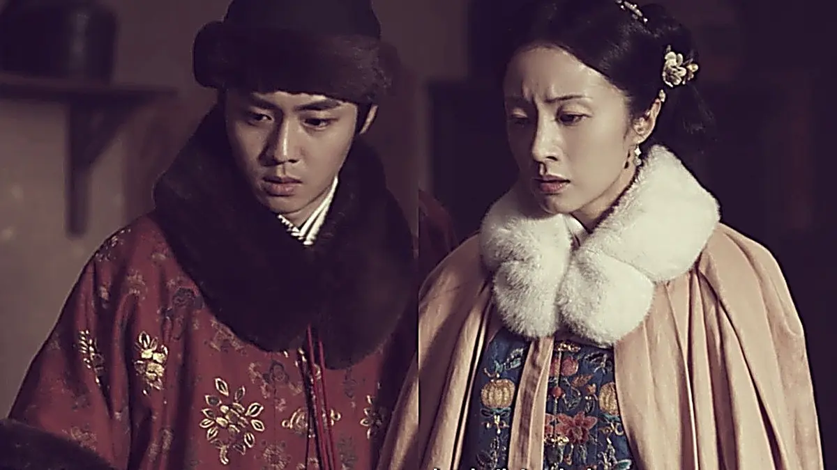 Qi Menglin in a patterned red winter robe next to Luo Su