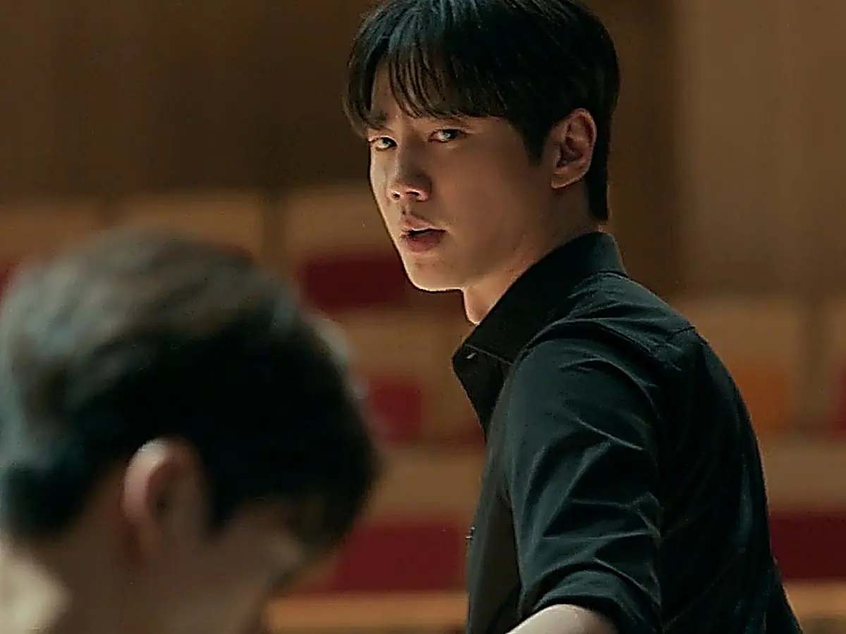 Choi Jeong-yo conducting Bi-o's piano solo on stage