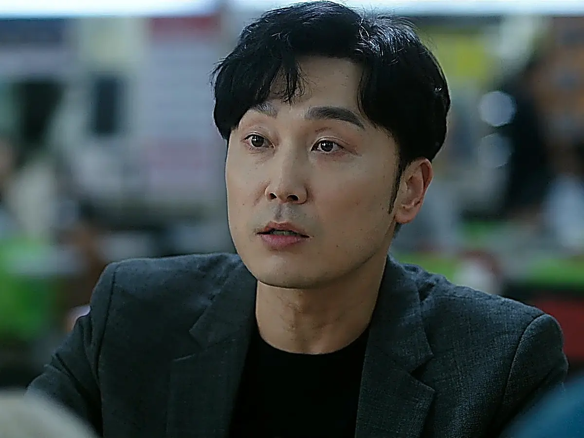 Yang Jun-ho explains the harsh stakes of the internal audit to his coworkers
