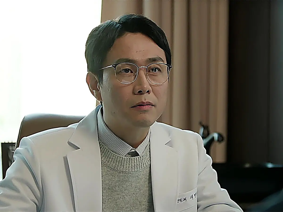 Baek Hyun-woo visiting a psychiatrist to discuss marital isolation and anxiety