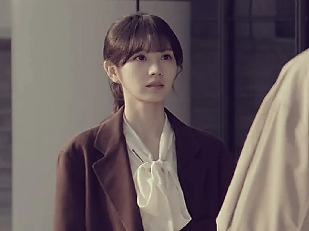 Lin Zhixia wearing a dark brown structured blazer and tie blouse outside the research building in Genius Girlfriend Episode 24