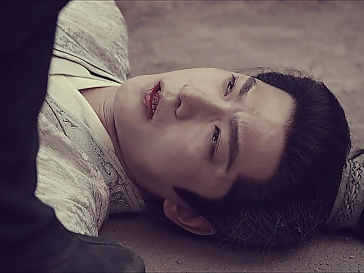 Bleeding but calm Zhan Zhao smiles knowingly seeing through Zhou Qiliang's deception