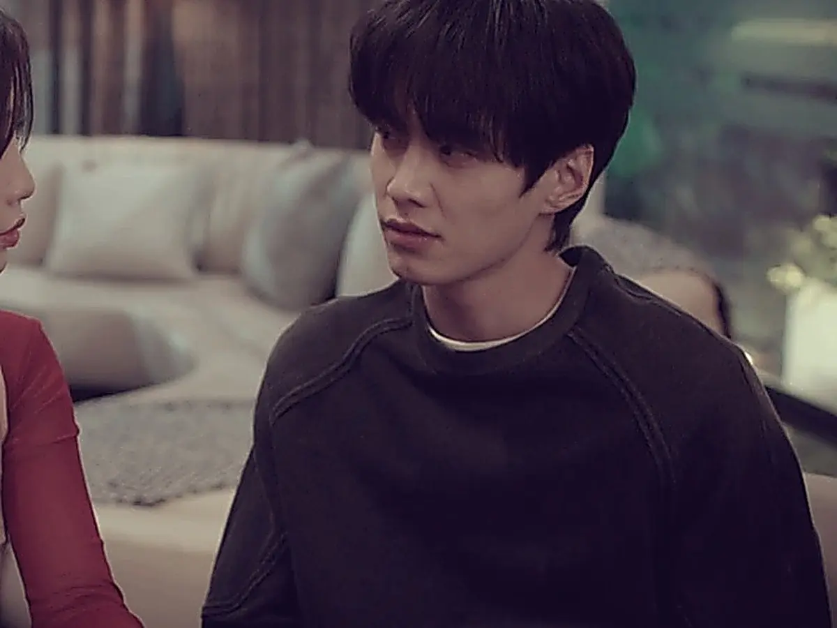 Jiang Mu in a red two-tone lace top and Jin Zhao in a dark pullover sharing noodles
