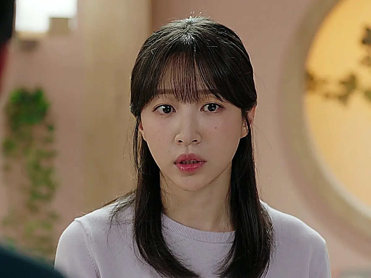 Gyu-rim confiding Mu-jin's chaebol secret to Heung-sik over street food