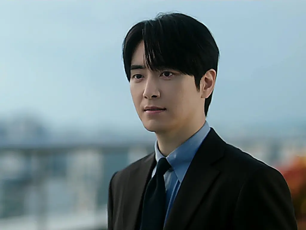 Gong Eun-tae and Jang Hyang-eun reviewing internal audit notes on the company rooftop