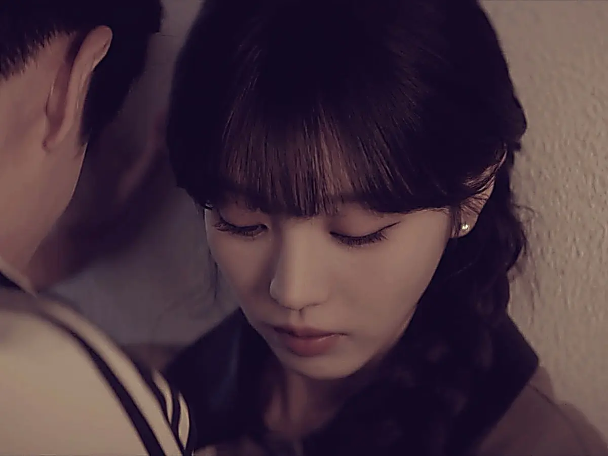 Zhang Yubai and Lin Zhixia hiding closely in a narrow alley space away from creditors