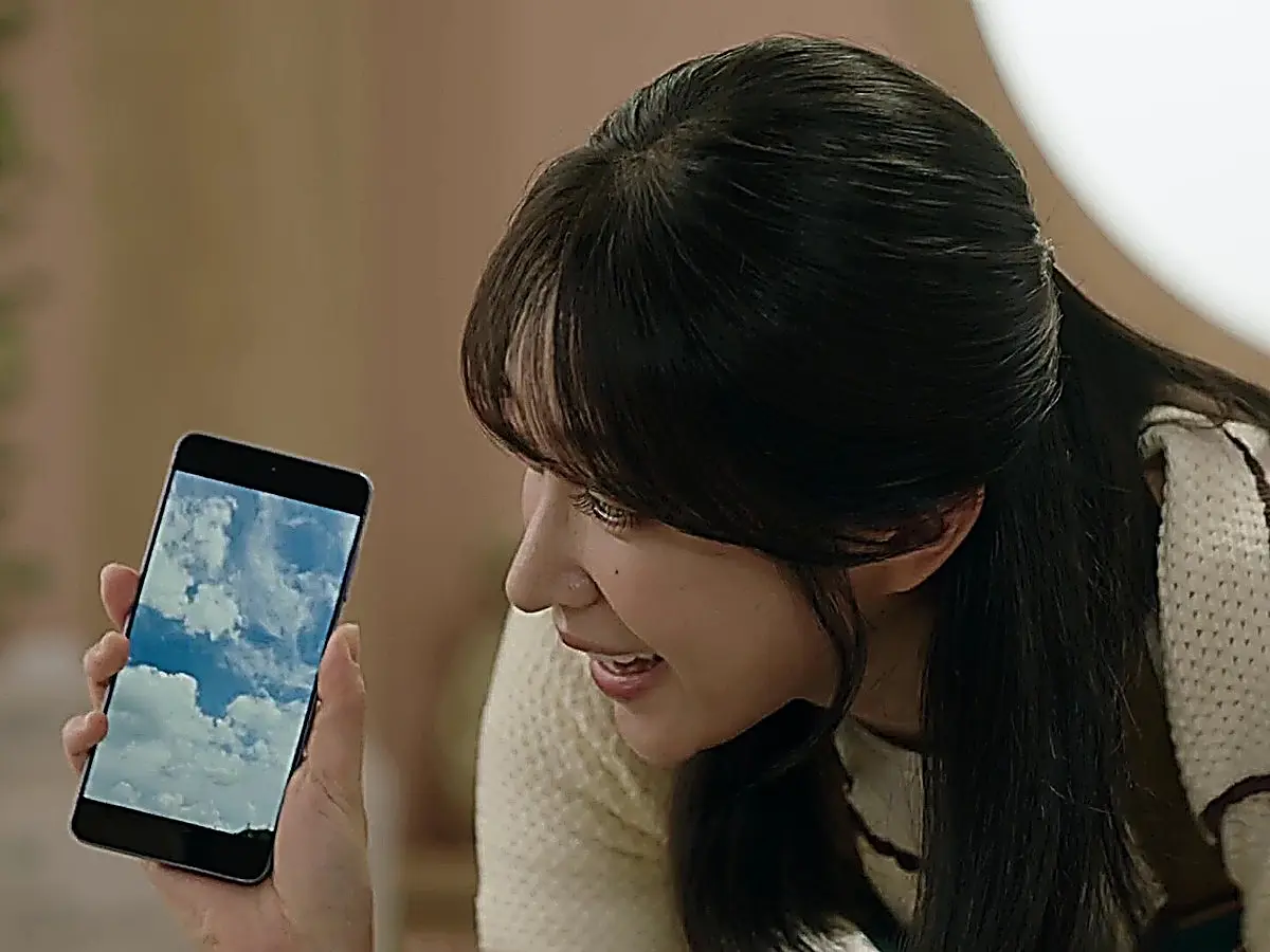 Gyu-rim crying tears of relief beside Gyeol-i while viewing the sky photo