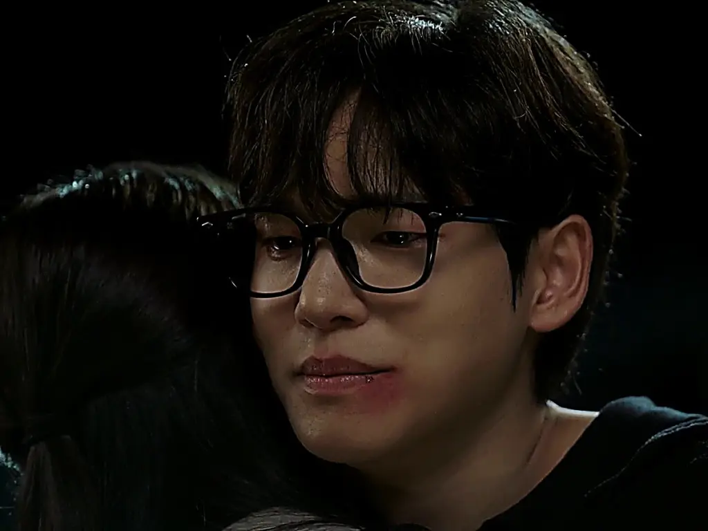 Han Gyu-rim and Han Gyu-o share a tearful embrace in Love Is Coming Episode 19
