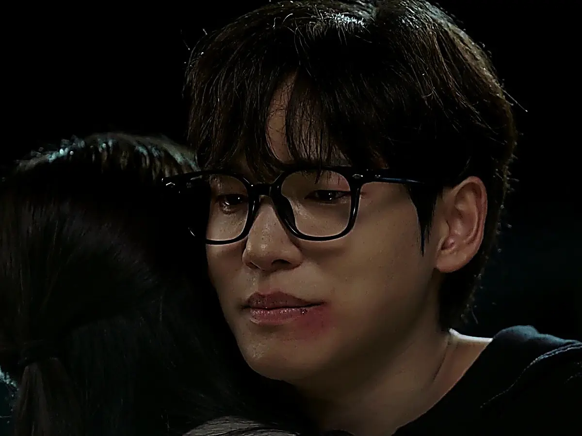 Gyu-rim and Gyu-o share an emotional embrace at home