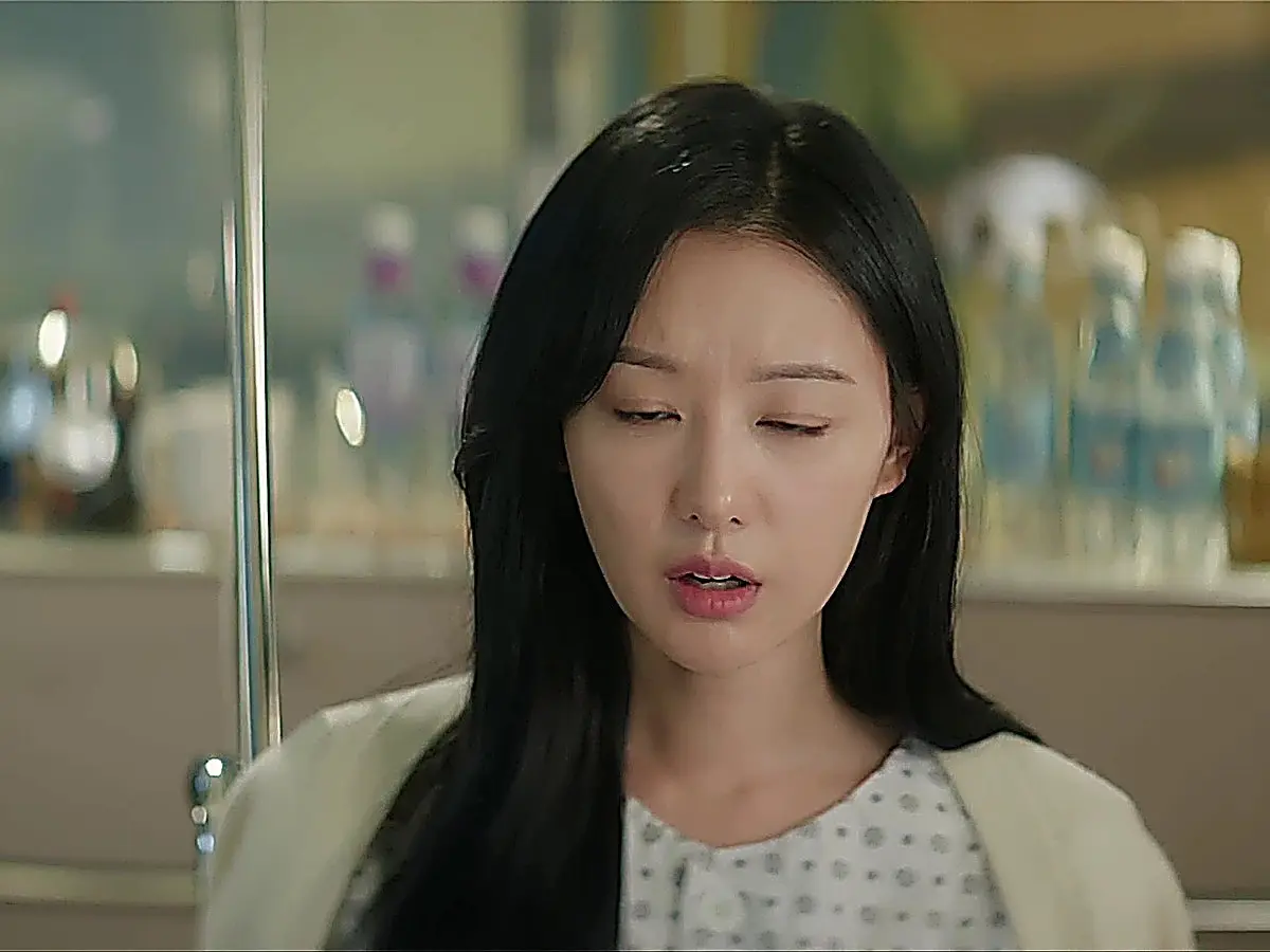 Hong Hae-in listening to Yoon Eun-sung's claims from her hospital bed