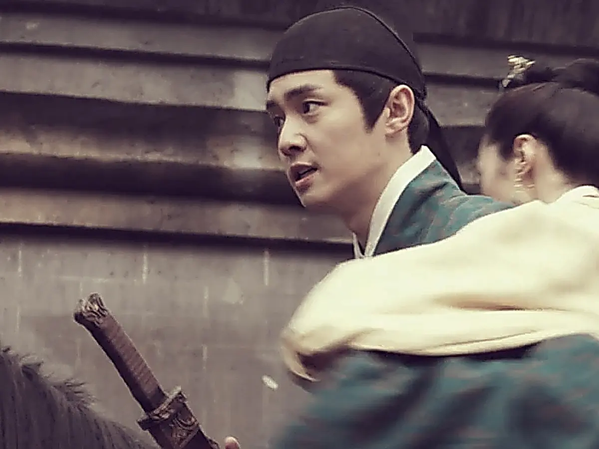 Qi Menglin and Luo Su pursuing the cart on horseback in Under the Moonlight Episode 22