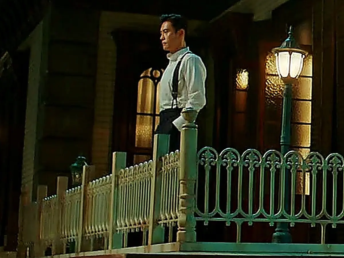 Kim Hui-seong chats casually from the adjoining balcony
