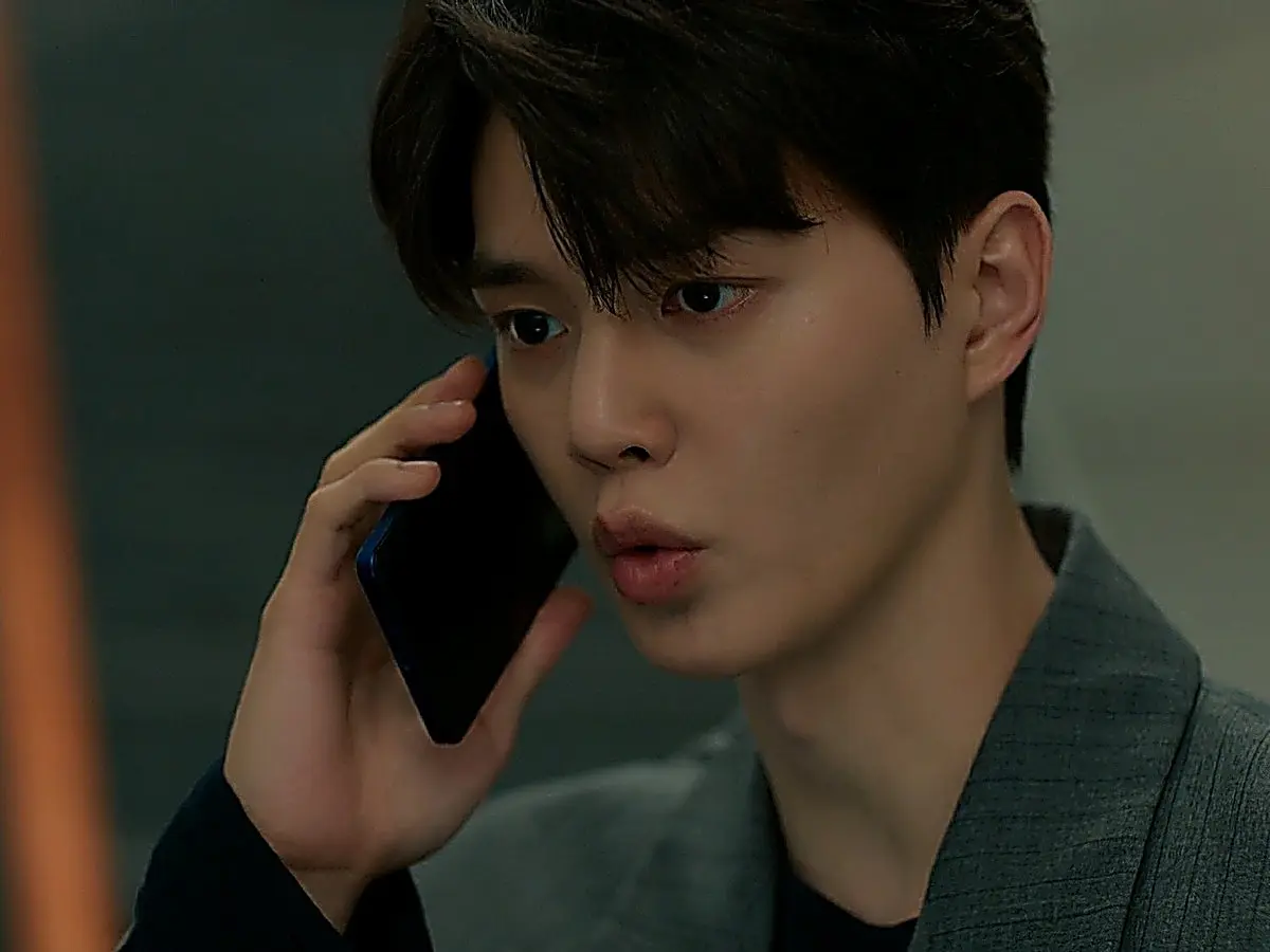 Kang Bi-o listens to the investigator on the phone and insists on traveling immediately