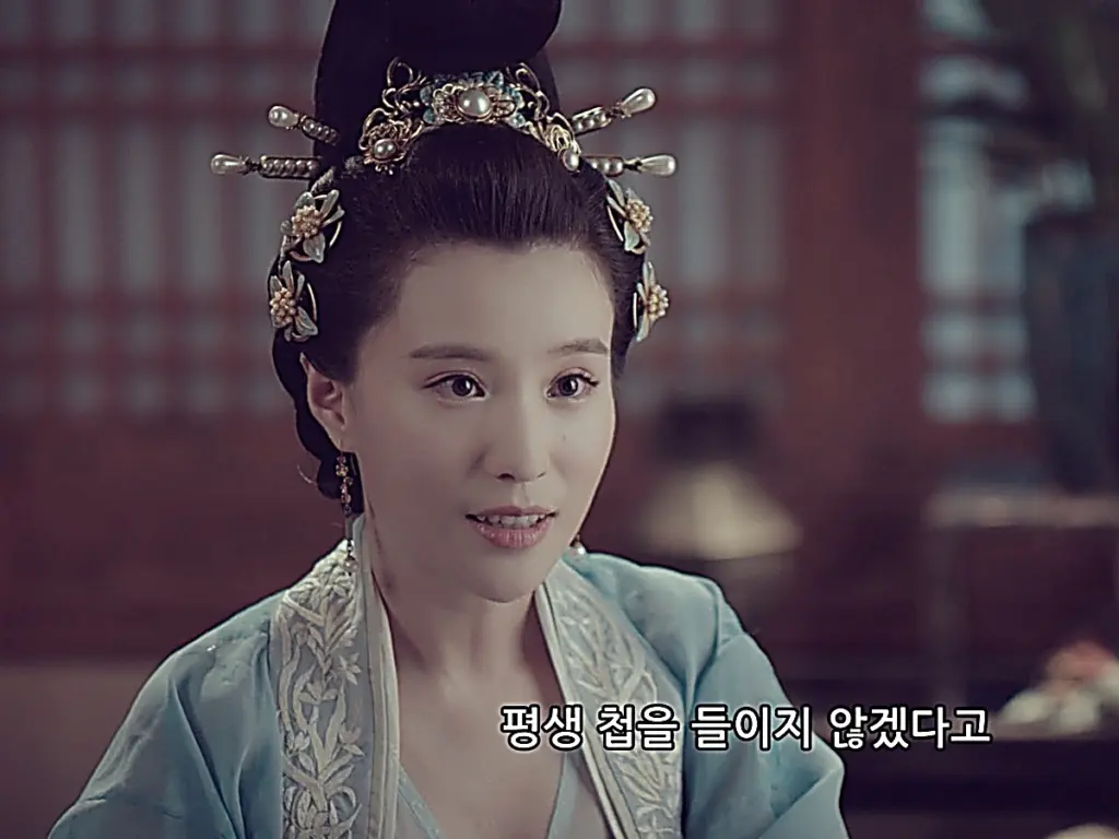 Shangguan Zhen wearing ornate floral pearl hairpins and embroidered sky-blue robes in And the Winner Is Love Episode 26