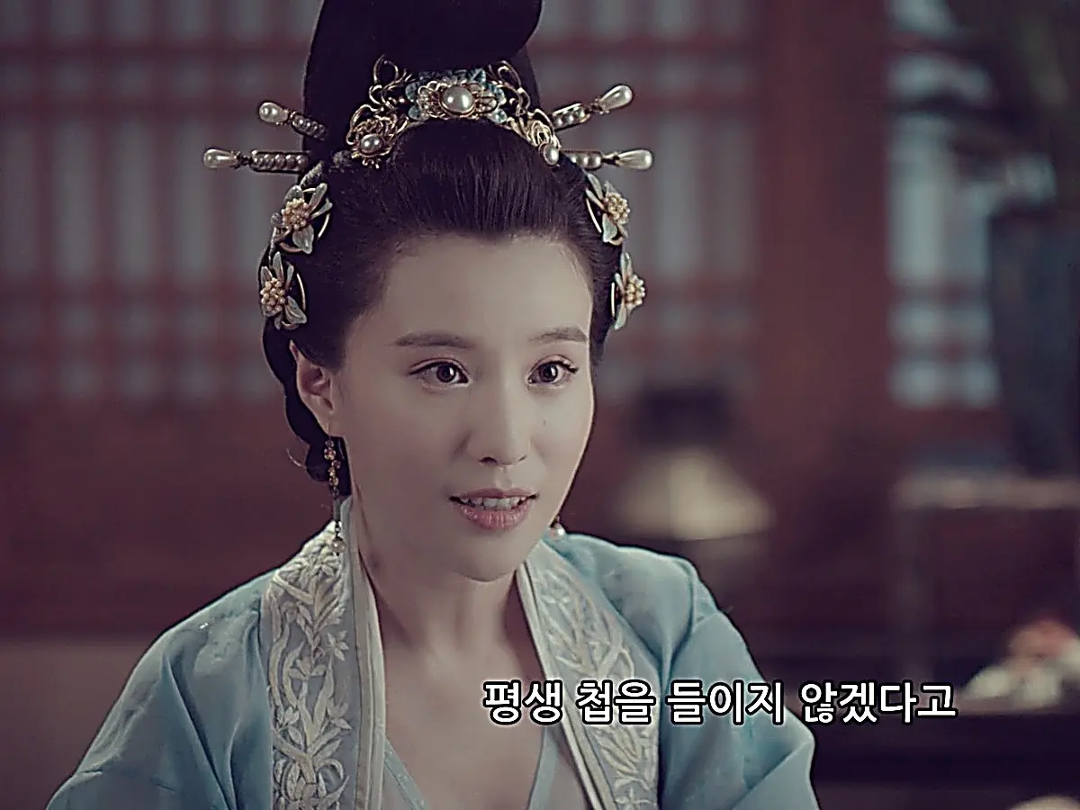 Shangguan Zhen wearing ornate floral pearl hairpins and embroidered sky-blue robes in And the Winner Is Love Episode 26