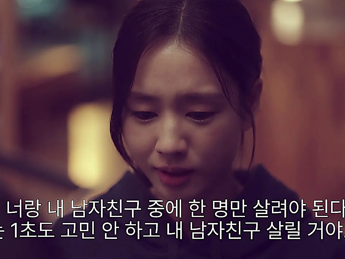 Lee Mi-do talking with Han Tae-seung during an evening conversation