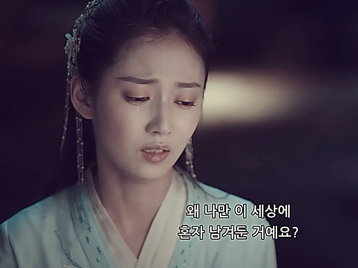 Chong Xuezhi clutching a red string while wearing layered pale blue robes and floral hairpins