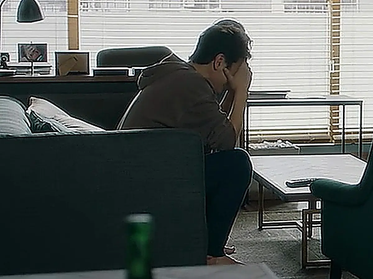 Dong-hoon weeping alone on the sofa in his living room