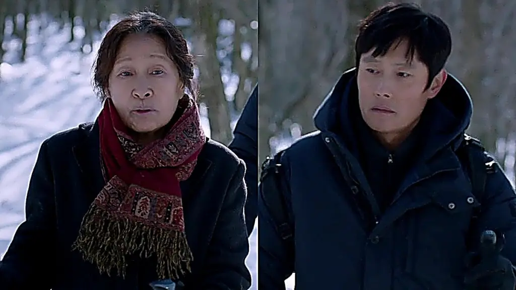 Dong-seok and Ok-dong make their way along the snowy forest trail