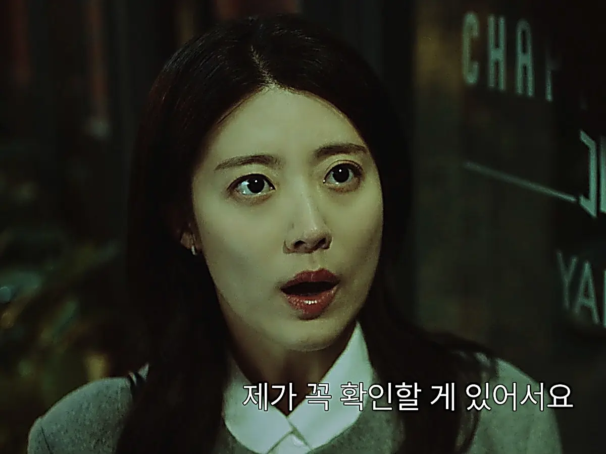 Gong Yeon-soo speaking with Dokgo Dal on a rainy street corner