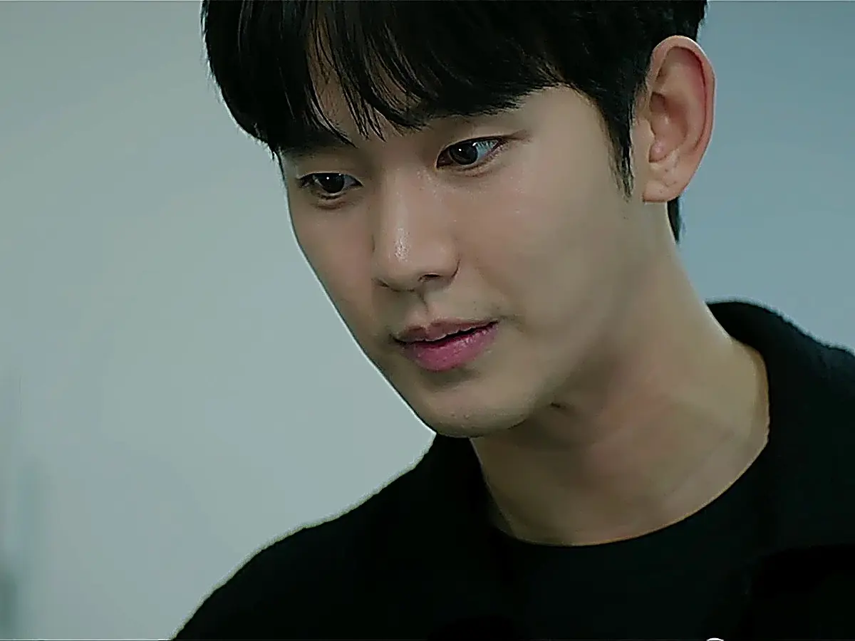 Baek Hyun-woo watches Hong Hae-in enter the operating theater