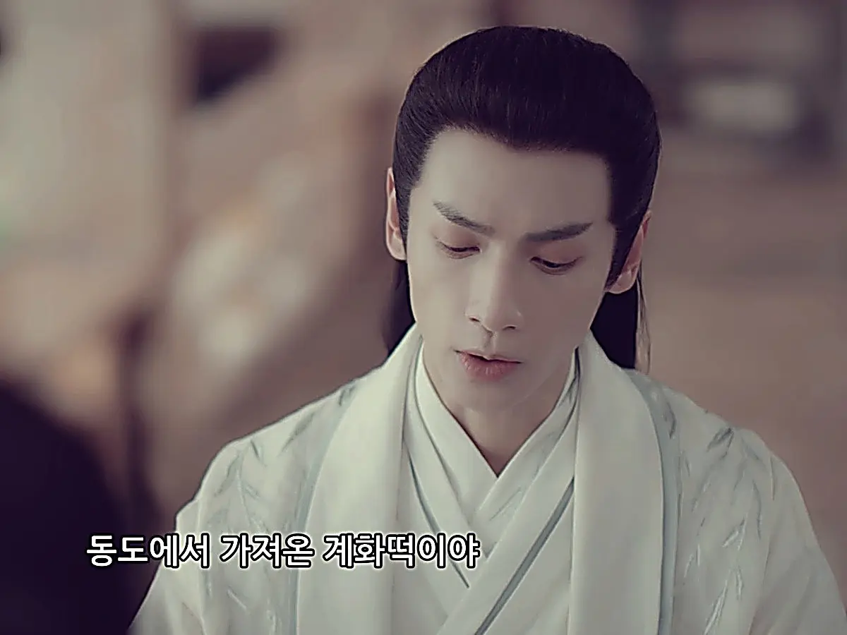 Shangguan Tou offering sweet osmanthus cake to Chong Xuezhi