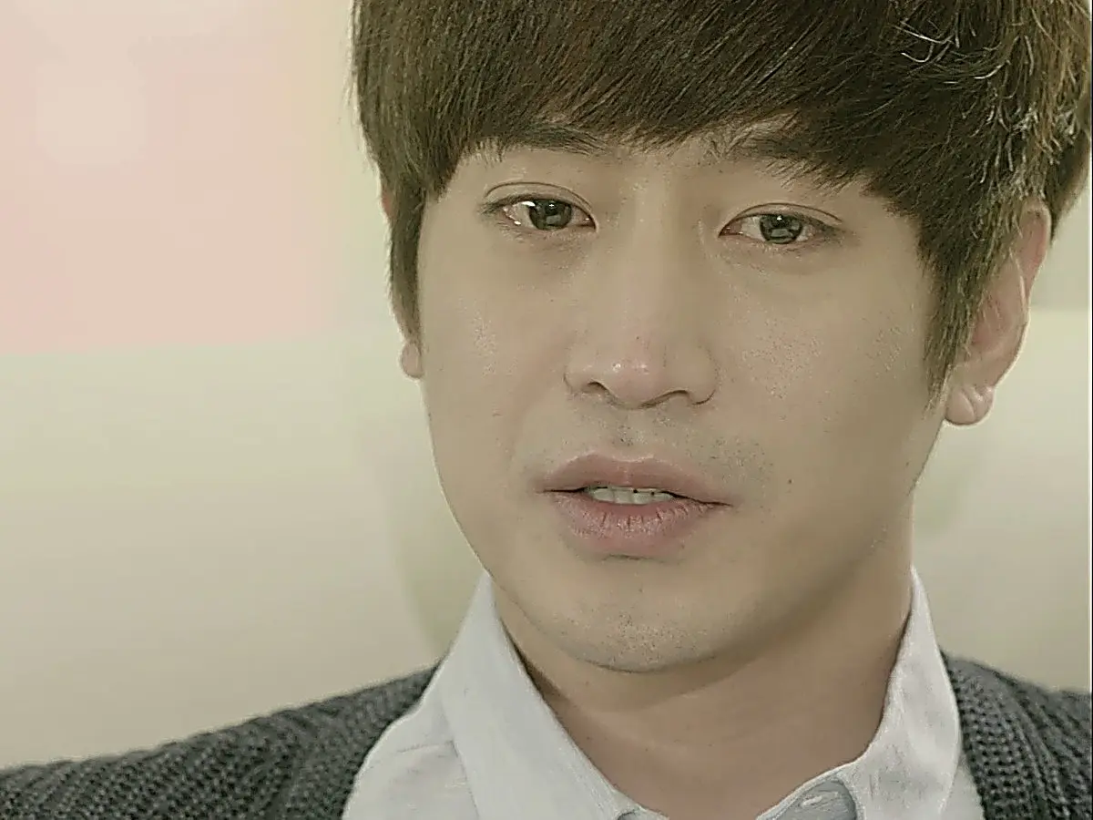 Park Do-kyung wearing a grey knit layer over a collared shirt in Another Miss Oh