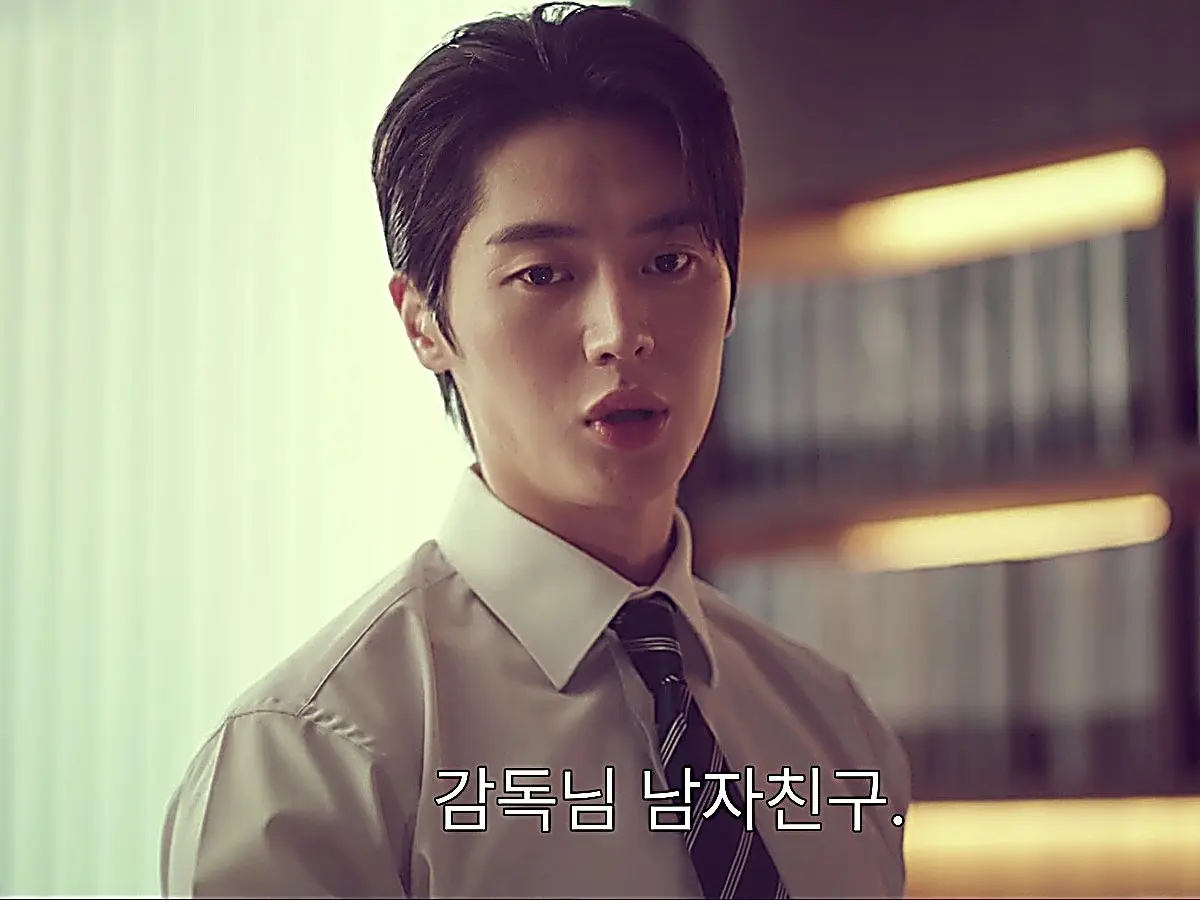 Tae-seung observing Mi-do's phone in his office