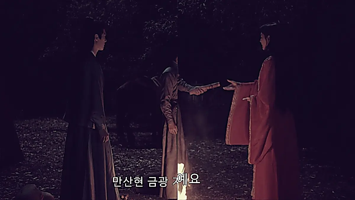 Guo Yinglong hands the gold mine map to Zhan Zhao and Bai Yutang