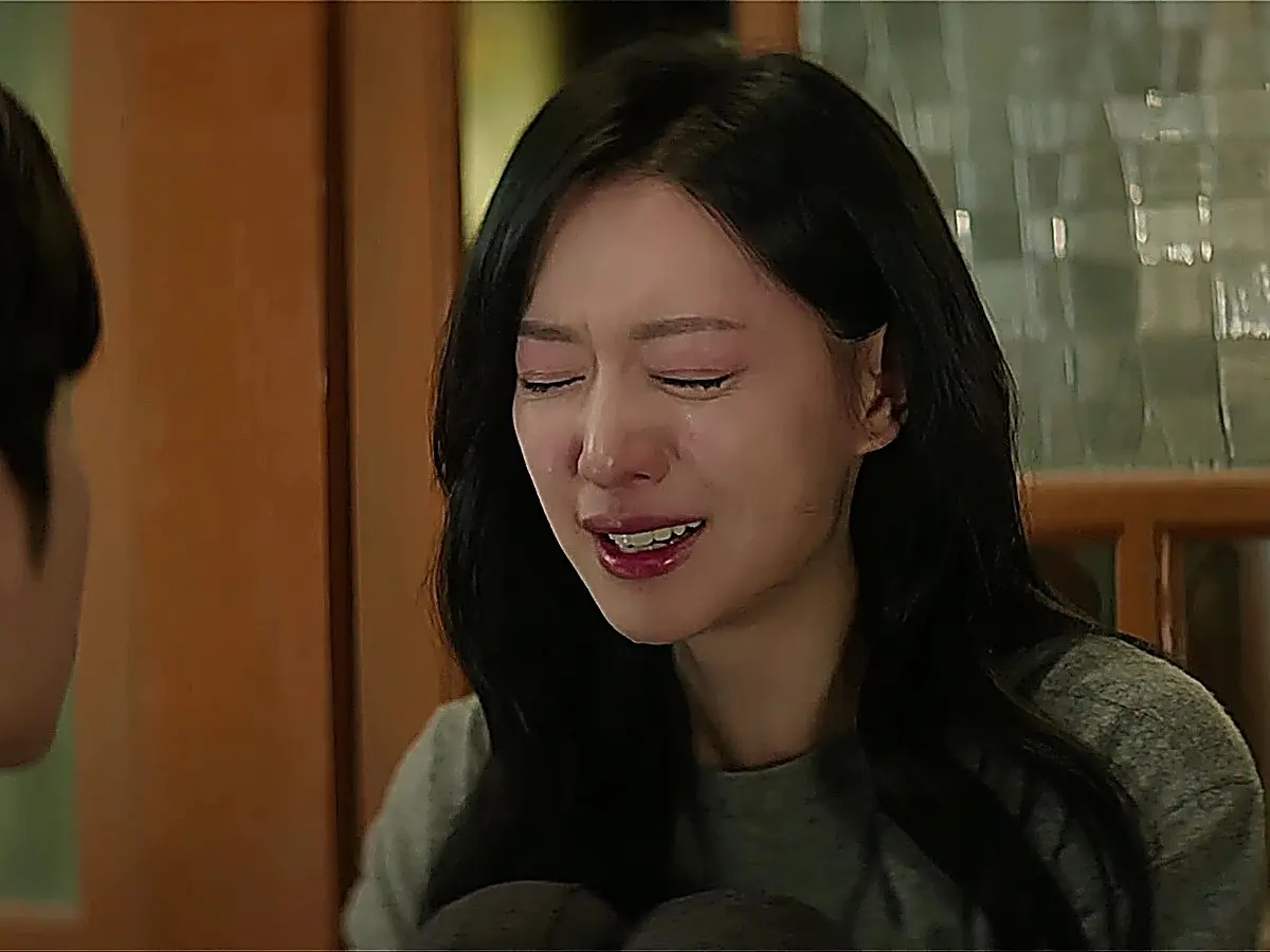 Hong Hae-in weeping tears of relief in Hyun-woo's arms