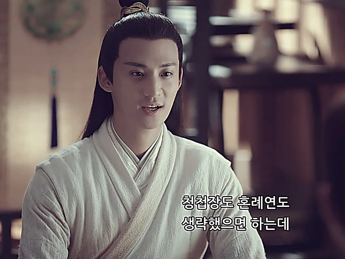 Xia Qingmei wearing a simple cream crossover robe