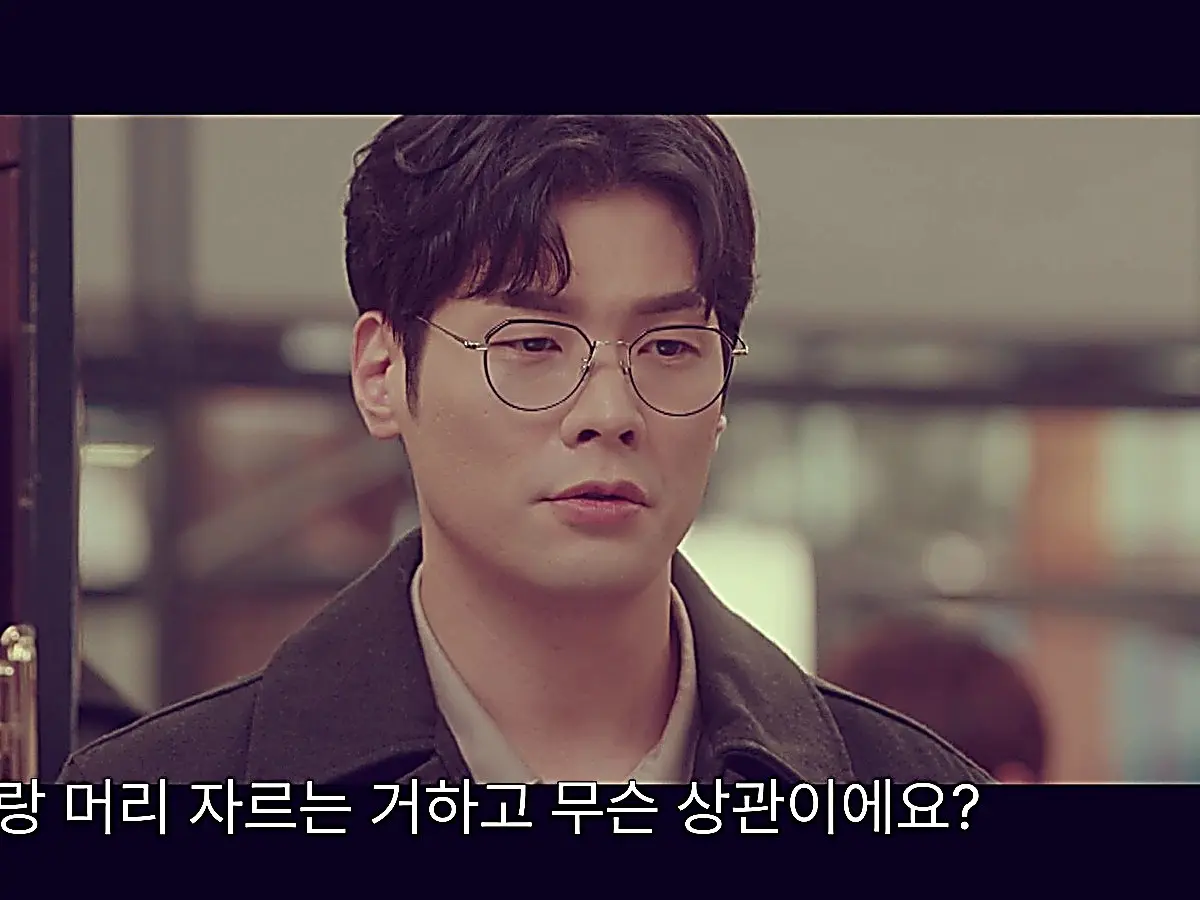 Ahn Gwang-su discussing Teacher Woo's situation calmly at the salon