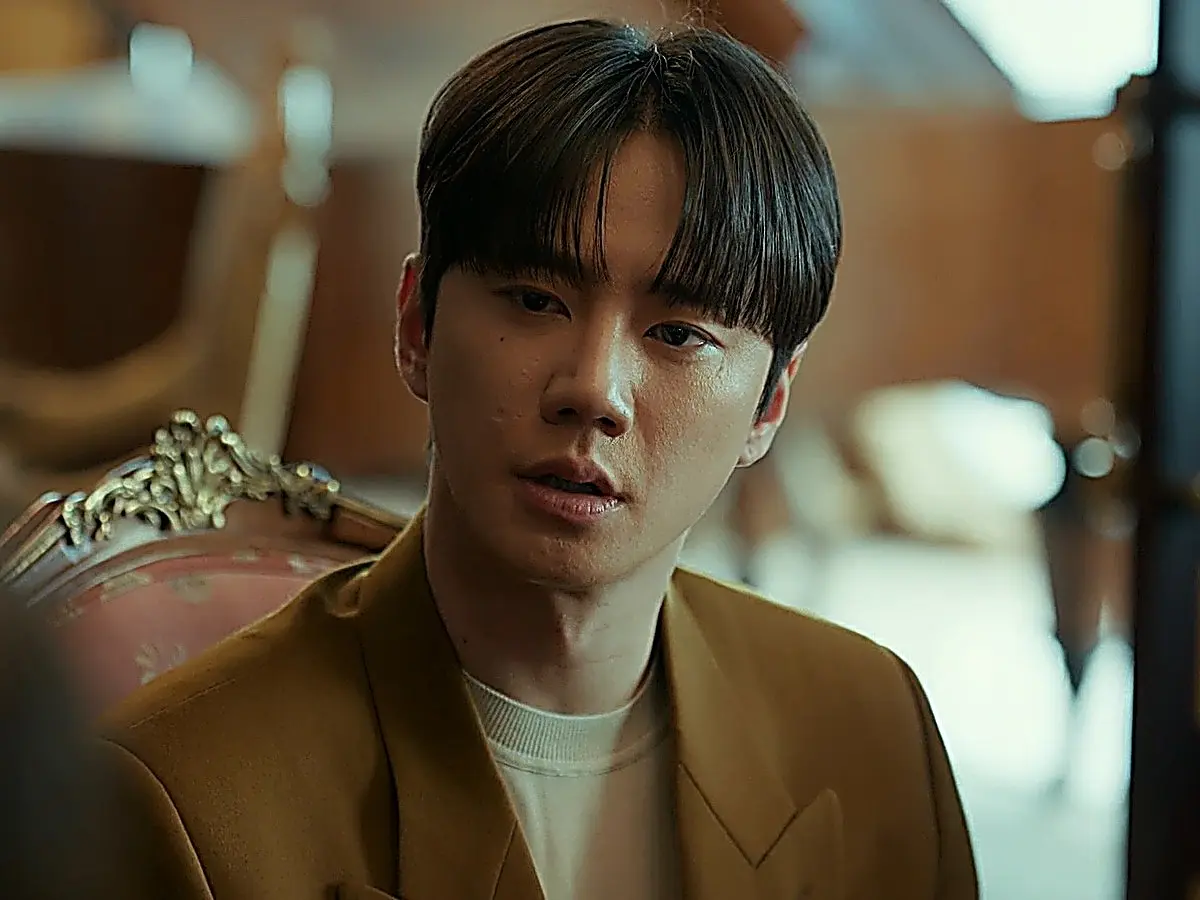 Choi Jeong-yo establishing distance outside his room