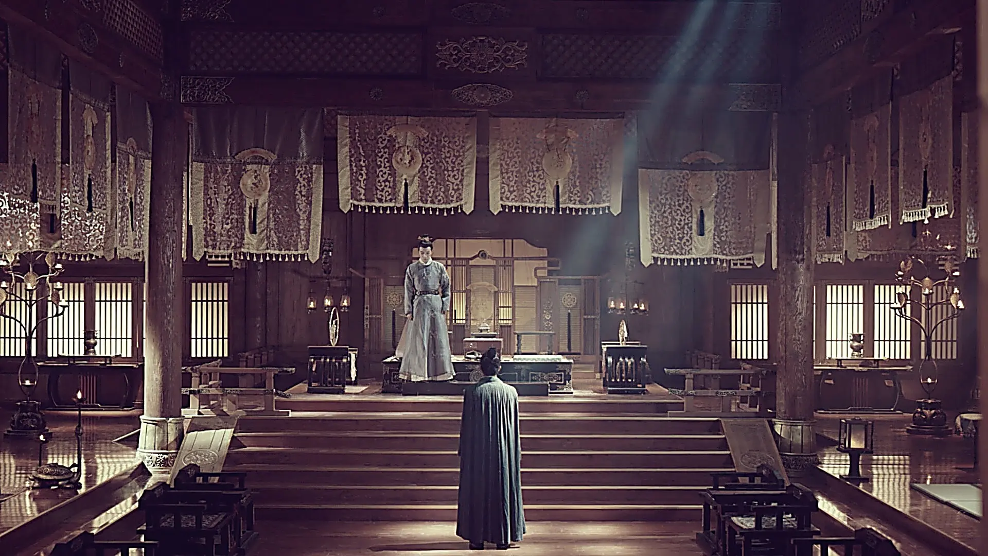 Feng Mo kneels before Prince Lu to pledge loyalty to the royal court